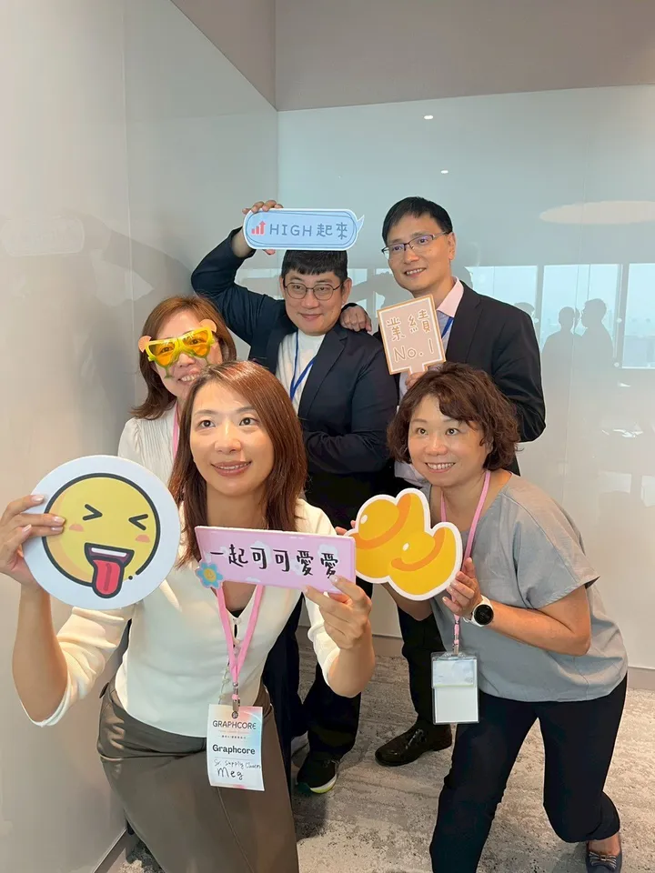 Graphcore 台北辦公室開幕典禮，來賓拿著表情符號與標語手拿道具合照